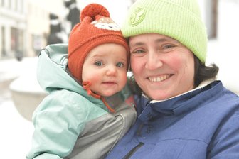 Freiberg: Wie die im Dezember 2025 geborenen Babys heißen - Sarah Gebhardt aus Freiberg ist mit ihrer Tochter Marie in Freiberg unterwegs.