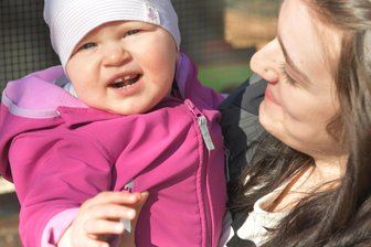 Freiberg: Wie die im Februar 2025 geborenen Babys heißen - Runde in Freiberg: Susann Schwenger aus Hilbersdorf nannte ihre Tochter Johanna (11 Monate ).