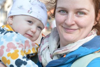 Freiberg: Wie die im Februar 2026 geborenen Babys heißen - Beim Spaziergang durch die Stadt: Mutti Karolin Lehmann mit Emilio (9 Monate) aus Freiberg.