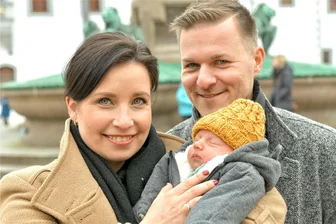 Freiberg: Wie die im Februar geborenen Babys heißen - Anne Schönfeld mit Tochter Amalia und Ehemann Carsten beim Spaziergang in der Altstadt von Freiberg. Amalia kam am 21. Februar 2024, 5.42 Uhr im Freiberger Krankenhaus zur Welt. Sie war 48 Zentimeter groß und 2890 Gramm schwer. Herzlichen Glückwunsch! Anne Schönfeld war von 2014 bis 2015 Bergstadtkönigin.