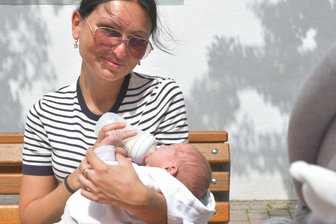 Freiberg: Wie die im Juli 2025 geborenen Babys heißen - Jana Becker aus Chemnitz mit Sohn David in Freiberg unterwegs, ihr Mann arbeitet in der Stadt.