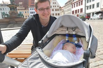 Freiberg: Wie die im Juni 2025 geborenen Babys heißen - Kai Staudacher-Lammel beim Spaziergang mit Marlon (zwei Monate) durch Freiberg.