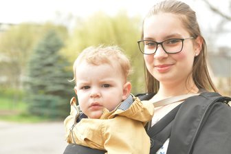 Freiberg: Wie die im März 2025 geborenen Babys heißen - Spaziergang in Freiberg, hier Tarja Glöckner mit ihren Sohn Milo.