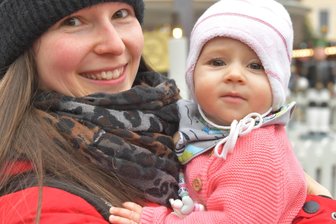 Freiberg: Wie die im November 2025 geborenen Babys heißen - Mutti Lysann Fleischer und Tochter Larissa (6 Monate) beim Spaziergang in Freiberg.