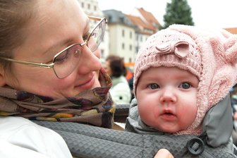 Freiberg: Wie die im Oktober 2025 geborenen Babys heißen - Auf dem Obermarkt unterwegs: Lisa Straub und ihr Töchterchen Tamila (sechs Monate) aus Freiberg.