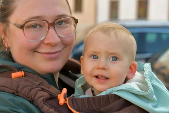 Freiberg: Wie die im September 2025 geborenen Babys heißen - Annelies Röschke-Mäder mit Tochter Felicitas (7 Monate) aus Altenburg besuchten Freiberg.