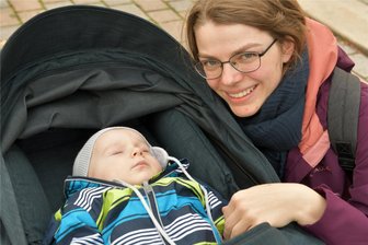 Freiberg: Wie die im September geborenen Babys heißen - Mittagsschläfchen beim Stadtbummel: Die Freibergerin Christine Grunert mit ihrem neun Monate alten Sohn Magnus.