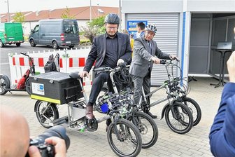 Freiberg: Wie E-Lastenräder die Stadt erobern - Der Freiberger Unirektor Klaus-Dieter Barbknecht und Oberbürgermeister Sven Krüger beim Elektro-Lastenfahrrad-Test in Freiberg. Der Rathauschef ist übrigens inzwischen aufs E-Bike umgestiegen.