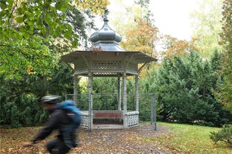 Freiberg: Wie es mit dem Pavillon im Albertpark weitergeht - Der Pavillon im Albertpark Freiberg ist derzeit durch einen Bauzaun abgesperrt. Wie geht es weiter?