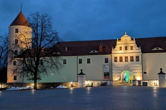 Freiberg: Wie man am Schloss Freudenstein Eisstockschießen und Feiern kann - Im Innenhof des Schloss Freudenstein begeistern Eisbahn und Winterbar die Gäste.