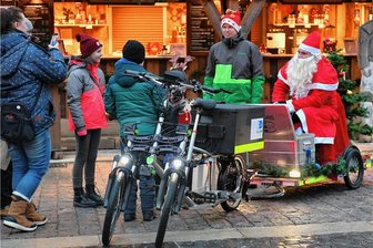 Freiberg: Wie sich die Lasten-Pedelecs bewähren - Jim Gerschler (l.) und Florian Tischner von der TU Bergakademie Freiberg waren mit dem elektrischen Lastenrad auf dem Christmarkt in Freiberg unterwegs.