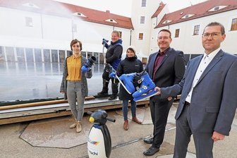 Freiberg will Eislaufen - Eislauflehrerin Sabine Goebel (v. l.), Eisfachmann Michael Bleck, GSM-Organisatorin Andrea Tzschöckel, Freibergs Oberbürgermeister Sven Krüger und GSM-Geschäftsführer Holger Scheich freuen sich auf die kommende Eisbahnsaison im Hof von Schloss Freudenstein.