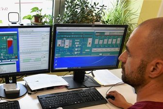 Freiberg will Energie sparen: Fernwärme ist die Achillesferse - Im Heizkraftwerk an der Chemnitzer Straße überwacht Betriebselektriker Andrè Naumann auch die Vorlauftemperaturen. Jedes Grad weniger bedeutet geringere Übertragungsverluste. 