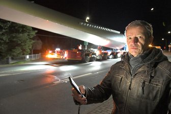 Freiberg: Windkraft-Transporte über Privatgrundstücke - dürfen die das denn? - Heiko Passet verfolgte am Dienstag den Flügeltransport in der Nähe seines Hauses.
