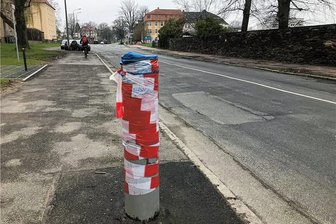 Freiberg: Wo einem Stadtteil das Licht gekappt wurde - Wegen der Beschädigung dieses Beleuchtungsmastes an der Heinestraße fiel in Friedeburg das Licht aus.