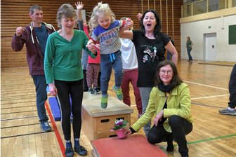 Freiberg: Wo Kinder toben - und Eltern netzwerken - Seit 20 Jahren engagiert sich Dagmar Bellmann (2. v. r.) für Kinder und bietet jede Woche den „Flohsport“ an. Im Bild von links: Manfred Grundmann, Petra Homann, Linos (4), Maria Clausnitzer, Dagmar Bellmann und Irena Joschko.