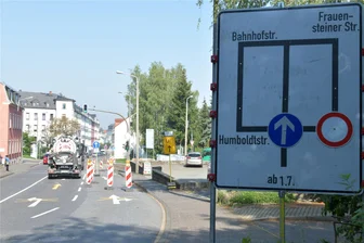 Freiberg: Wo Linksabbieger nicht links abbiegen sollen - Um Stau an der Kreuzung Berthelsdorfer Straße/Dammstraße zu vermeiden, ist derzeit die Linksabbiegerspur in die Humboldtstraße in Freiberg gesperrt.