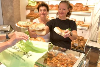 Freiberg: Wo man sonntags frische Brötchen bekommt - Heike Gehmlich und Peggy Wolf stehen sonntags oft gemeinsam hinter der Theke.