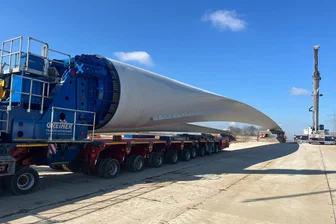 Freiberg: XXL-Flügel locken Schaulustige an - Ein Rotorblatt lagert auf einem Transporter in Freiberg. Das interessiert viele Freiberger.