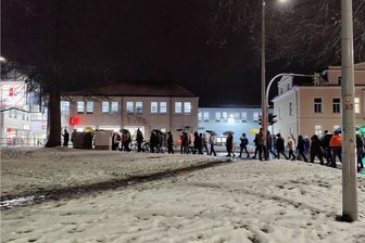 Freiberg: Zahl der "Montagsspaziergänger" halbiert sich - Bei Nieselregen und Schnee waren deutlich weniger "Montagsspaziergänger" in Freiberg unterwegs. 
