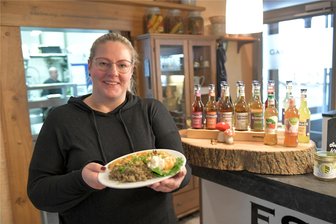 Freiberg zur Mittagszeit: Wo gibt es Suppen, Aufläufe und Vegetarisches? - Katrin Froese betreibt die Essbar in der Freiberger Burgstraße. Hier gibt es internationale und sächsische Küche. Und ab 7. November auch Martinsgans.