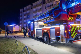 Freiberg: Zwei Balkonbrände halten die Feuerwehr auf Trab - Feuerwehreinsatz an der Arthur-Schulz-Straße in Freiberg: Auf einem Balkon eines Mehrfamilienhauses brannte es kurz nach Mitternacht vermutlich nach einem Silvesterraketeneinschlag.