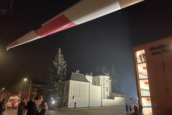 Freiberg: Zweiter Windrad-Flügel rollt nach Kleinschirma - Der zweite Flügel für die zwei Windräder von Kleinschirma rollte am Sonntagabend durch Freiberg.