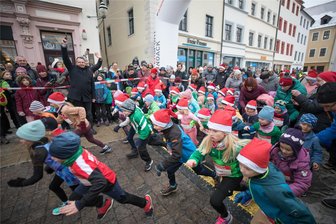 Freiberger Adventslauf: Mit 1000 Herzen in die Weihnachtszeit - Anders als im vergangenen Jahr werden nun auch der Bambini- sowie der Kinderlauf am Café Hartmann starten, wo auch alle anderen Läufe beginnen.