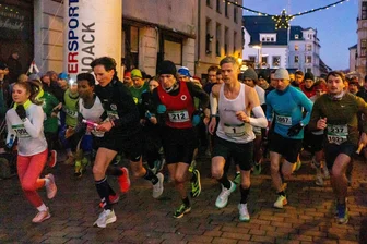 Freiberger Adventslauf: OB-Sohn läuft unter die besten Zehn - Start über 12 Kilometer in die weihnachtlich geschmückte Altstadt Freibergs: Peter Frohnwieser vom Dresdner Laufsportladen mit der Startnummer 1 wurde am Ende Dritter.