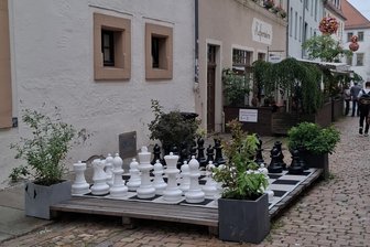 Freiberger Altstadt: Was kommt nach Pumptrack und Schachfeld? - Das Schachbrett befindet sich seit März in der Korngasse direkt neben dem Café Momo.