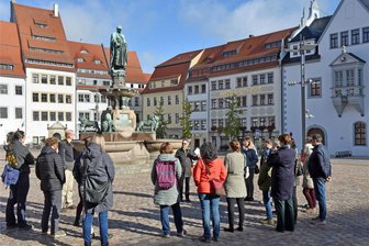 Freiberger auf Spurensuche früheren jüdischen Lebens - Auf Spurensuche nach früherem jüdischen Leben waren Teilnehmer eines von Matthias Lessig geführten Stadtrundgangs. Der dem Markgrafen Otto gewidmete Brunnen war ein Haltepunkt.