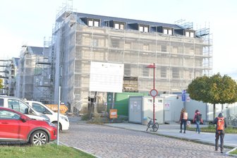 Freiberger Bahnhof: Stadt und Landkreis suchen Weg aus der Sackgasse - Das Bahnhofsgebäude in Freiberg ist eine Großbaustelle. Der Außenputz ist aufgebracht.