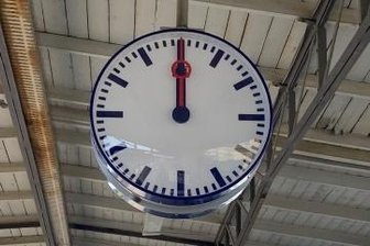 Freiberger Bahnhofsuhr tickt wieder richtig -