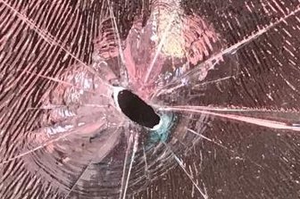 Freiberger Bahnhofsvorstadt: Polizei ermittelt zu Loch in Haustür - Das Loch in der Glasscheibe der Tür ist etwa 10 Millimeter lang und 5 Millimeter breit.