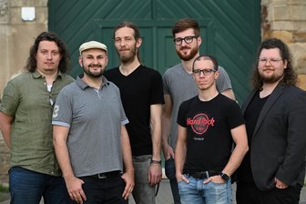 Freiberger Band „Stojanov and the Syndicate“ rockt das „Steigerlied“ - Stojanov & the Syndicate bei der Probe (v.l.): Christoph Sachse, 25, (Saxophon), Andreas Hiekel, 34, (Orgel, Keyboard), Niels Oder, 34, (Schlagzeug), Martin Ade, 34, (Trompete), Sven Jachalke, 35, (Gitarre und Bass), Kristian „Stojanov" Schulze, 31, (Gesang, Piano).