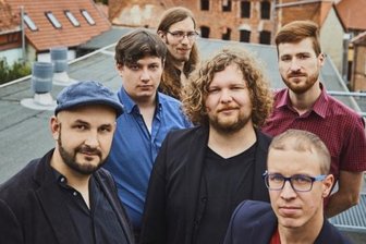 In ihren Songs versprechen sie massive Gitarren-Sounds mit erfrischenden Bläser-Klängen und coolen Hammond-Vibes, groovige Bass-Lines und schweißtreibende Beats: die Band Stojanov and the Syndicate mit Andreas Hiekel, Christoph Sachse, Niels Oder, Kristian Schulze, Sven Jachalke, Martin Ade (von links).