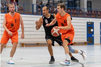 Freiberger Basketballer legen in der Landesliga einen Maßstart hin - Kurz-Comeback: Oliver Jacob (r.), der eigentlich zum Studium nach Mainz wechselt, stellte sich zum Saisonstart gegen Nossen nochmals in den Dienst seiner Mannschaft.