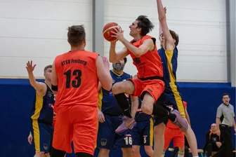Freiberger Basketballer weiterhin in der Abwärtsspirale - Enrico Knoth (M.), hier in einem frühen Spiel, war in Plauen bester ATSV-Werfer.