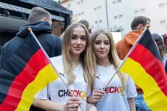 Freiberger Bergstadtfest und Sieg der Fußball-Nationalmannschaft: Die schönsten Bilder von Tag 2 - Deutschland-Schottland 5:1 - perfekt vorbereitete Fans feierten im Schlosshof am Freitagabend den Auftaktsieg der deutschen Fußball-Nationalmannschaft.