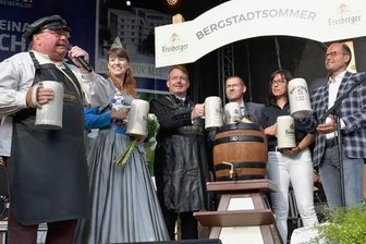 Freiberger Bergstadtsommer: Hygienekonzept macht Stadtfest möglich - Mit nur einem Schlag hat Thomas Mielenz (links) alias Braumeister Michael am Donnerstagabend zur Eröffnung des Bergstadtsommers das Fassbier angestochen.