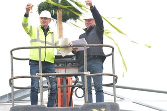 Freiberger Brauhaus feiert Richtfest: Neue Halle für die Leergutsortierung - Jan Stirl und Uwe Brügger (v.l.) beim Richtspruch für die neue Halle des Freiberger Brauhauses.