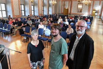 Freiberger Bürgerdialog: Respektvoll im Gespräch geblieben - Den Abend im Städtischen Festsaal bestritt Gesprächsleiterin Sieglinde Eichert (l.) Zu den den Organisatoren zählten neben der Stadt Christian Mädler vom Agendaverein und Heiko Reinhold, Volkshochschule Mittelsachsen. (v. l.).