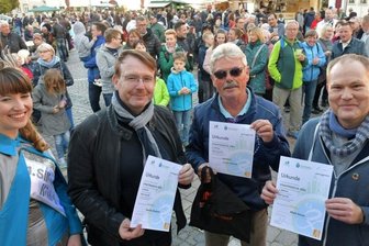 Freiberger bummeln zum Herbstfest durch ihre Stadt - Für seinen dritten Platz im Stadtradeln wurde Frank Ulbricht (3. v. l.) von Silberstadtkönigin Julia Richter, OB Sven Krüger (2. v. l. ) und René Otparlik, Vereinsvorsitzender Agenda 21, geehrt. 