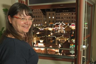 Freiberger Christmarkt 2025: Bettina Keller genießt den Rathausblick auf den Obermarkt -