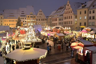 Freiberger Christmarkt 2025: Stadt und Händler ziehen erste Bilanz - Der Freiberger Christmarkt mit Schnee: Eine seltene Momentaufnahme am 28. November 2025. Ansonsten war das Wetter eher mild.