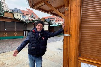 Freiberger Christmarkt: Händler packen ein - Michael Zinnecker aus dem oberbayerischen Neumarkt-St. Veit reist am Montag wieder ab. Eigentlich wollte der Händler auf dem Christmarkt wieder gebrannte Mandeln und Schokofrüchte anbieten. 