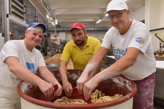 Freiberger Christmarkt XXL: Der Riesen-Butter-Rosinenstollen kommt vom Möbius-Bäcker in Oederan - Auf geht’s an die Backspachteln beim Möbius-Bäcker in Oederan. Zunächst sind die Sechs-Kilo-Ausgangsstücke für den Freiberger Riesenstollen vorzubereiten (Bild: Arite Augustin, Jens Quandt und Mike Wildfeuer/von links).