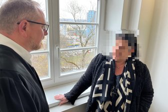Freiberger Christmarktaffäre: Landgericht Chemnitz sieht Schmiergeldzahlungen als erwiesen an - Verteidiger Reinhard Röthig im Gespräch mit seiner Mandantin. Die 46-Jährige stand wegen Bestechung vor dem Landgericht.