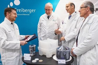 Freiberger Compound Materials kündigt Millioneninvestition an - Ministerpräsident Michael Kretschmer (CDU) im Gespräch mit Vertretern der Freiberger Compound Materials GmbH (von links nach rechts): Technikdirektor Stefan Eichler, David Federmann von Federmann Enterprises als Firmeninhaber und Geschäftsführer Michael Harz.