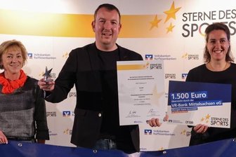 Freiberger D-Jugend erhält Silberstern - Stellvertretend für die U 13 des BSC Freiberg nahm D-Jugend-Trainer Sebastian May (M.) Urkunde und Stern entgegen.